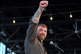 Paradox demokratů: sází na politika s nacistickým tetováním a sex skandály - Seznam Zprávy